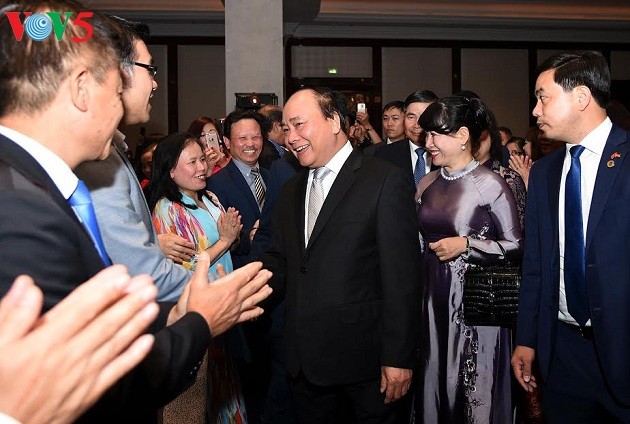 Nguyen Xuan Phuc rencontre la diaspora en Allemagne - ảnh 2