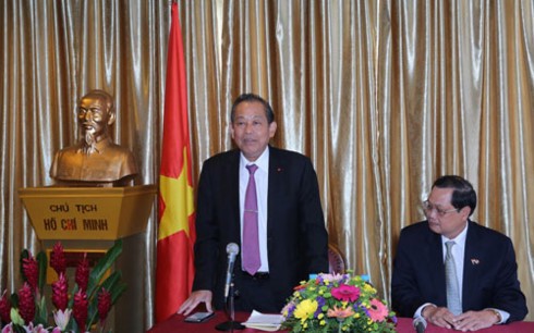 Truong Hoa Binh rencontre la communauté vietnamienne à Singapour - ảnh 1