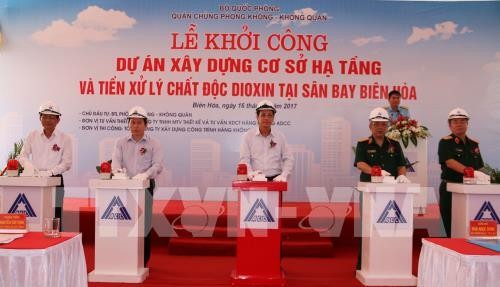 Lancement du projet de pré-décontamination de l’aéroport de Bien Hoa - ảnh 1