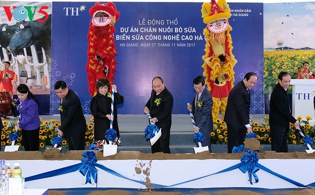  Le PM Nguyen Xuan Phuc travaille avec les autorités de Ha Giang - ảnh 1