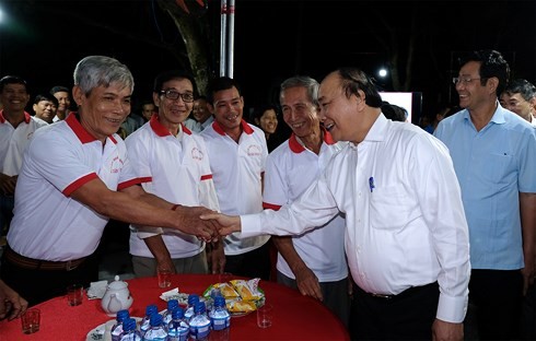 Le PM visite le foyer de l’association des agriculteurs de Dong Thap - ảnh 1