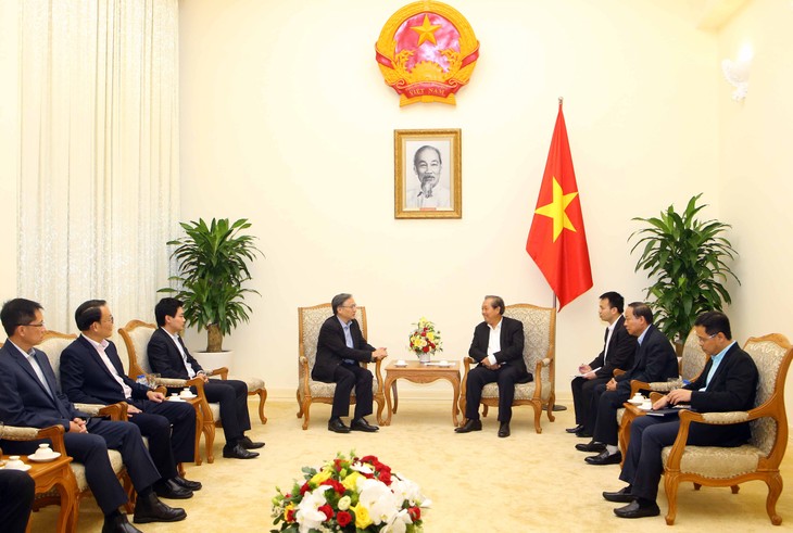 Truong Hoa Binh reçoit le vice-ministre singapourien de l’intérieur - ảnh 1