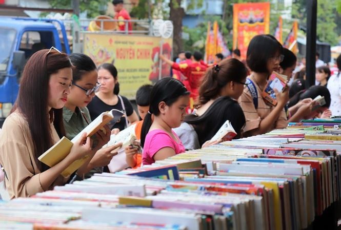 Inauguration de la première rue des livres à Huê - ảnh 1