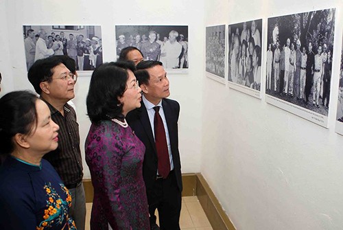 Vernissage de l’exposition de photos «70 ans d’émulation patriotique»  - ảnh 1