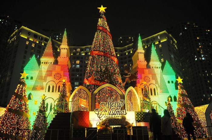 Hanoi brille de mille feux à l’approche de Noël - ảnh 2