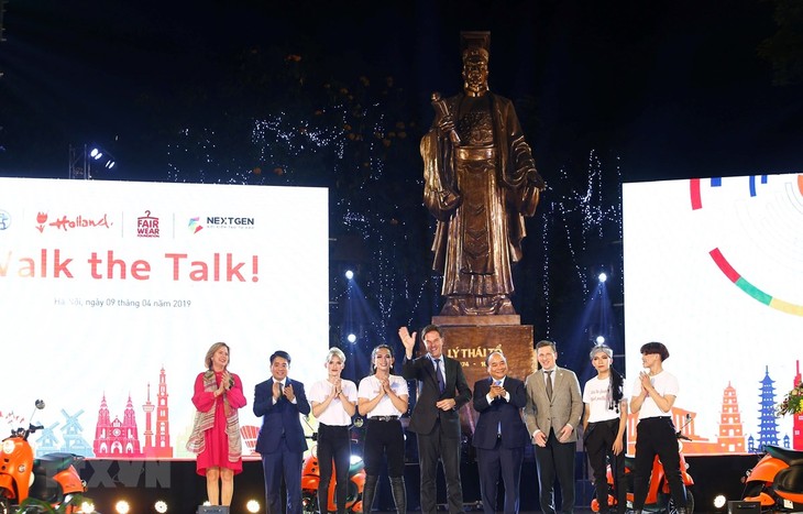 Nguyên Xuân Phúc au défilé de mode « Walk the Talk » - ảnh 1