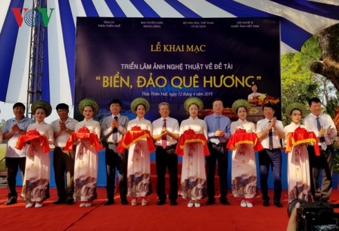 Exposition de photos sur les mers et les îles de la Patrie  - ảnh 1