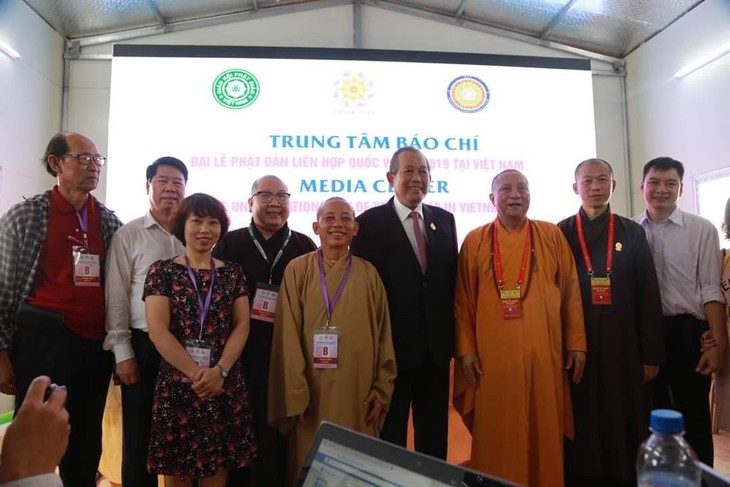 Rencontre du vice-Premier ministre Truong Hoa Binh avec les journalistes au Vesak 2019 - ảnh 1