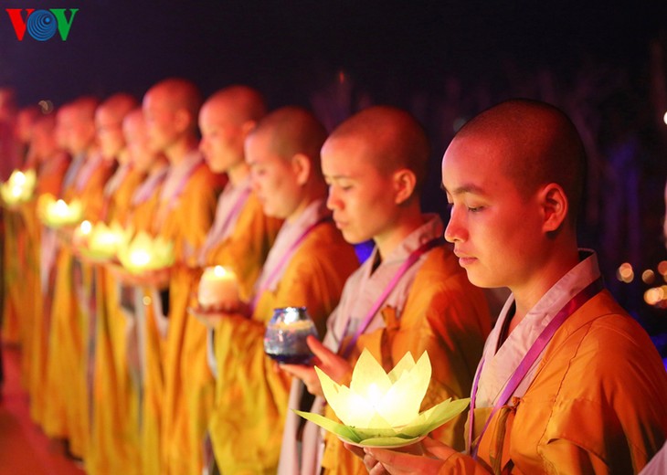 Vesak 2019: fête des lanternes pour la paix du monde - ảnh 1