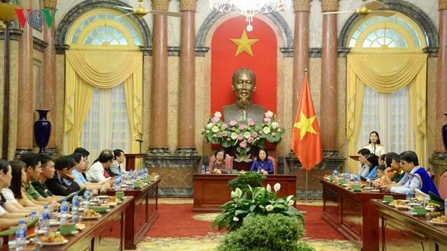 La vice-présidente Dang Thi Ngoc Thinh rencontre les gagnants du prix Vu A Dinh - ảnh 1