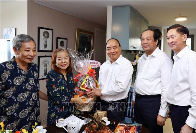 Nguyên Xuân Phuc rencontre les journalistes chevronnés de Hô Chi Minh-ville - ảnh 1