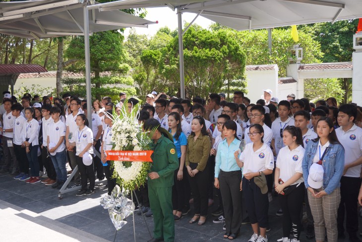 Camps d’été 2019 : Les jeunes vietkieu se rendent au carrefour de Dông Lôc - ảnh 1