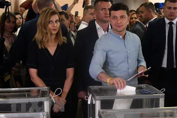 Législatives en Ukraine (estimation): score record pour le parti du président Zelensky  - ảnh 1