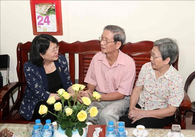 Dang Thi Ngoc Thinh rend visite à des personnes méritantes - ảnh 1