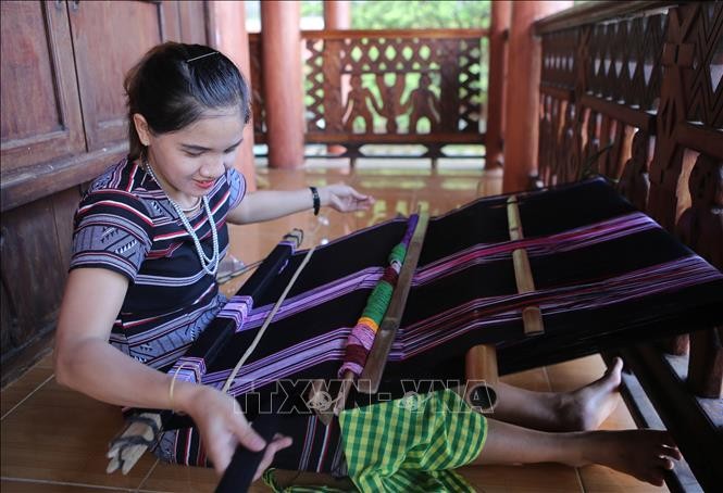 Le tissage de brocatelles des H’rê inscrit au patrimoine culturel immatériel national - ảnh 1