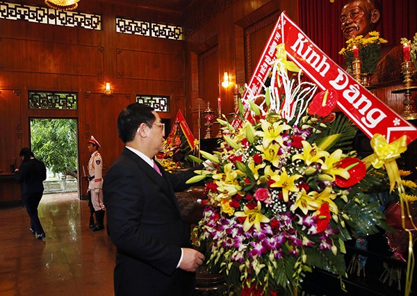 Vuong Dinh Huê rend hommage au Président Hô Chi Minh - ảnh 1