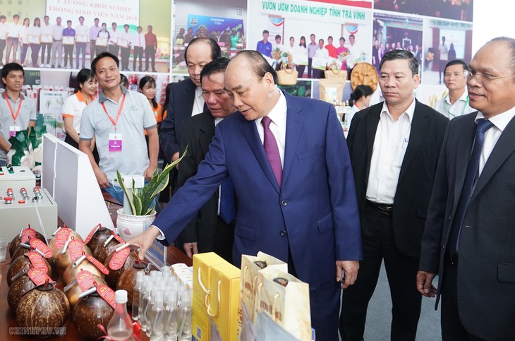 Nguyên Xuân Phuc à la conférence de promotion commerciale à Trà Vinh - ảnh 1