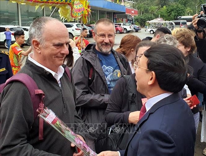 Têt 2020: les premiers visiteurs à Quang Ninh  - ảnh 1