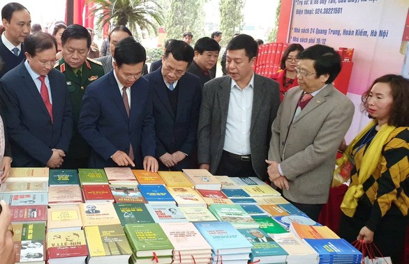 Exposition de livre en l’honneur des 90 ans du Parti - ảnh 1