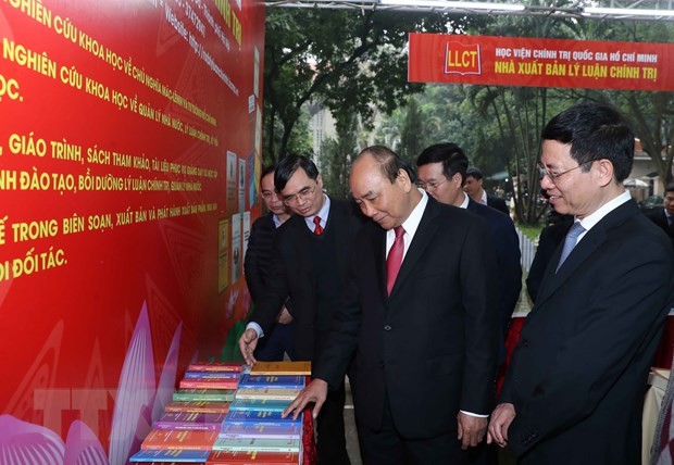 Nguyên Xuân Phuc à l’exposition à l’occasion des 90 ans du Parti - ảnh 1