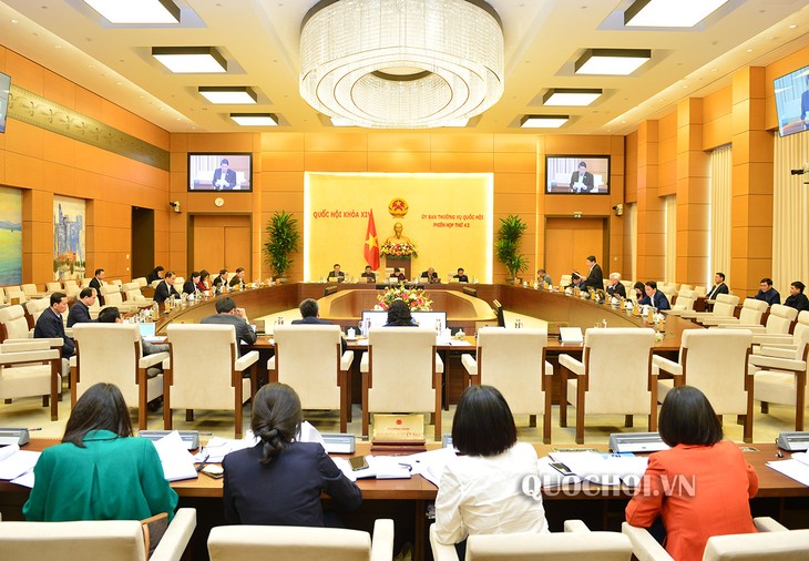 Le comité permanent de l’Assemblée nationale clôture sa 42e session - ảnh 1