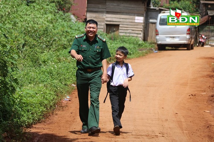 Les gardes-frontières accompagnent les enfants défavorisés - ảnh 2