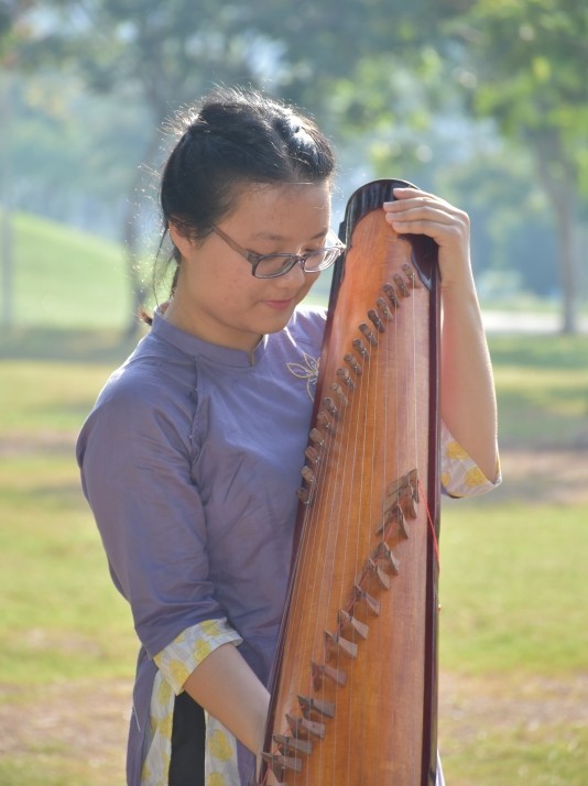 Luc Pham Quynh Nhi et la cithare à 16 cordes - ảnh 1