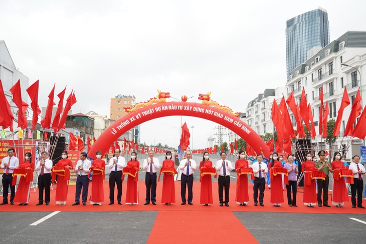 Nguyên Xuân Phuc dans les chantiers de Hai Phong - ảnh 1