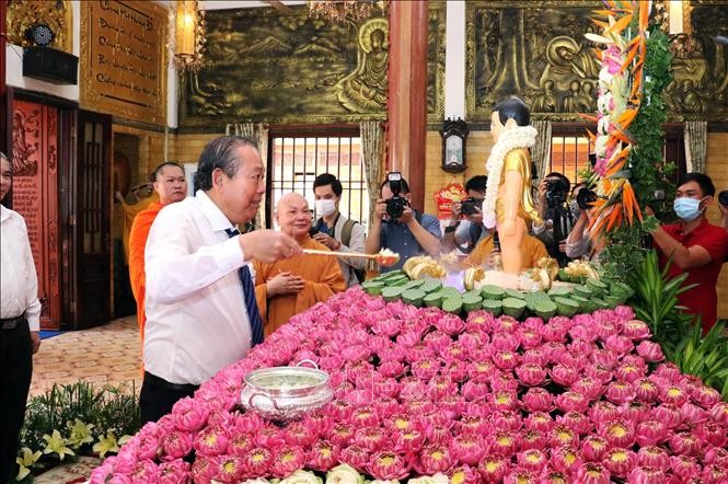 Truong Hoà Binh présente ses vœux à l’occasion du Vesak à Hô Chi Minh-ville - ảnh 1