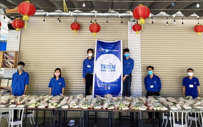 Covid-19: des repas gratuits pour les plus démunis à Danang et Quang Nam - ảnh 1