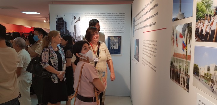   Fête nationale: Exposition sur le drapeau, l’hymne et l’emblème national - ảnh 1