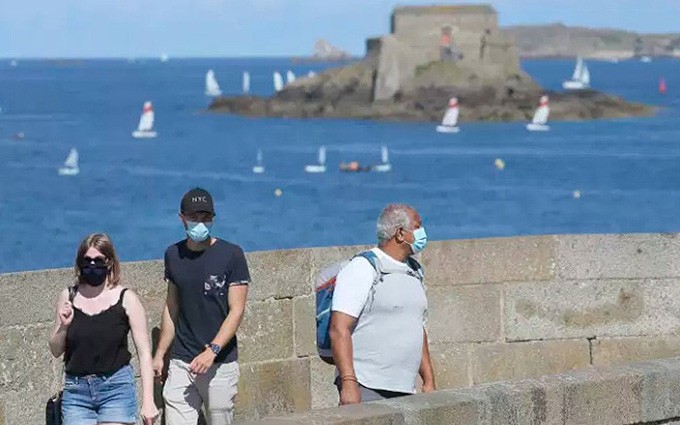 Coronavirus: la France réduit la quarantaine des personnes testées positives à sept jours - ảnh 1