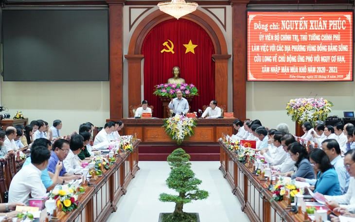 Nguyên Xuân Phuc inspecte les ouvrages anti-dérèglement climatique à Tiên Giang - ảnh 1