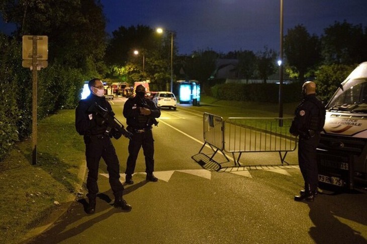 France : un enseignant décapité après avoir montré des caricatures de Mahomet - ảnh 1