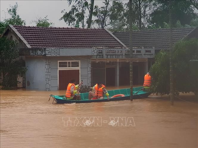 Crues et inondations dans le Centre: message de sympathie du Koweït et des Maldives - ảnh 1