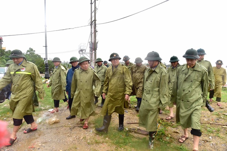 Crues et inondations dans le Centre: Trinh Dinh Dung au chevet des sinistrés de Quang Binh - ảnh 1