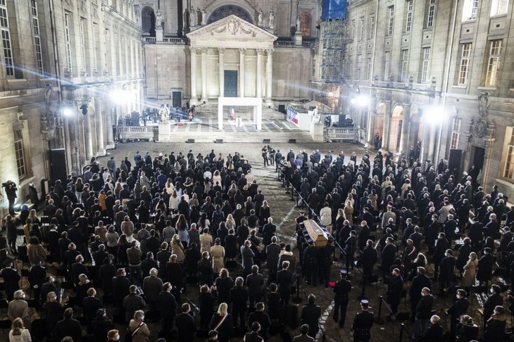 Emmanuel Macron rend hommage à Samuel Paty, «nouveau visage» de la République - ảnh 1