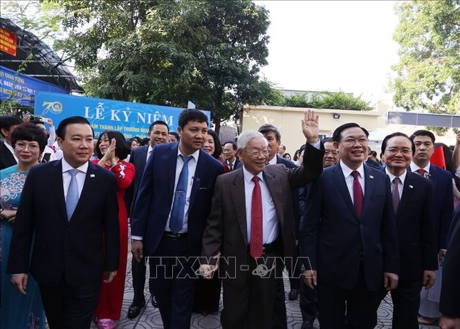   Nguyên Phu Trong célèbre le 70e anniversaire de la fondation du lycée Nguyên Gia Thiêu - ảnh 1