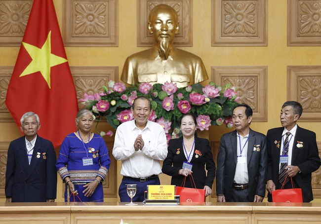 Truong Hoà Binh rencontre les personnalités méritantes de Kon Tum - ảnh 1