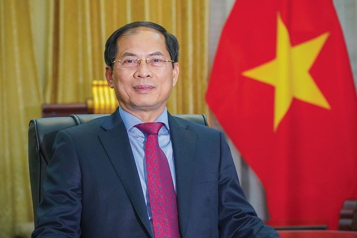 Colloque: «La diplomatie économique et le développement du Vietnam» - ảnh 1