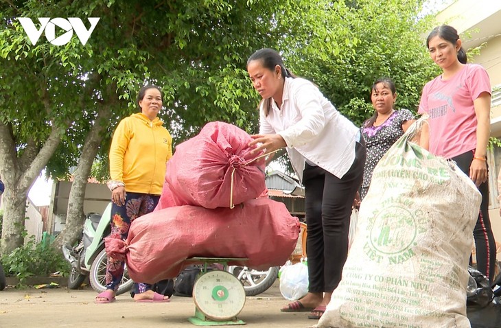 Le tri des déchets à Soc Trang: une source de revenus - ảnh 2