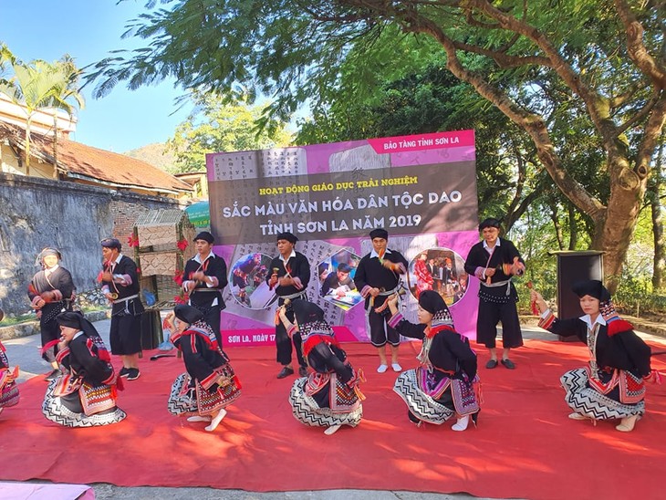 La danse à la clochette des Dao Tiên - ảnh 1