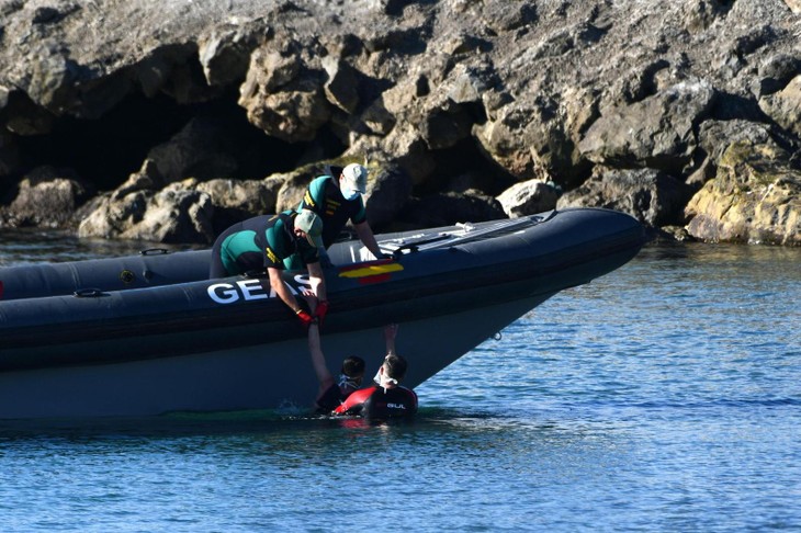 Espagne: 5 000 migrants arrivent à Ceuta en une journée, un “record“ - ảnh 1