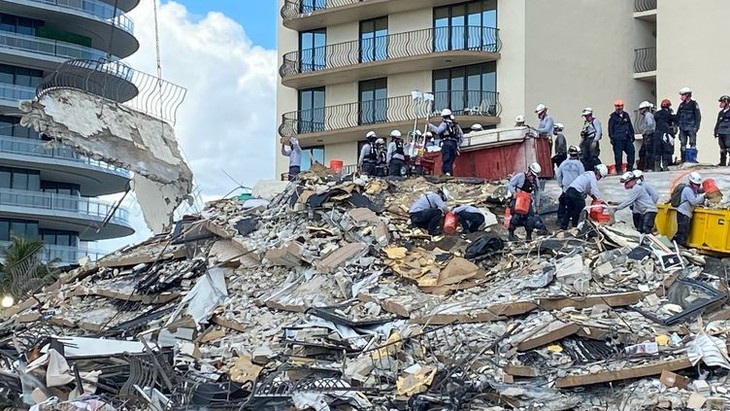 Effondrement d'un immeuble en Floride: le bilan s'alourdit à 16 morts, 147 personnes toujours portées disparues - ảnh 1