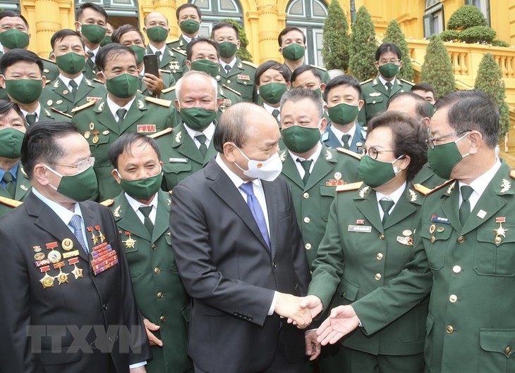 Nguyên Xuân Phuc  rencontre des hommes d’affaires qui sont d’anciens combattants - ảnh 1