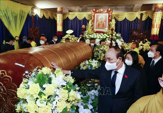 Le président Nguyên Xuân Phuc rend hommage au vénérable Thich Phô Tuê - ảnh 1