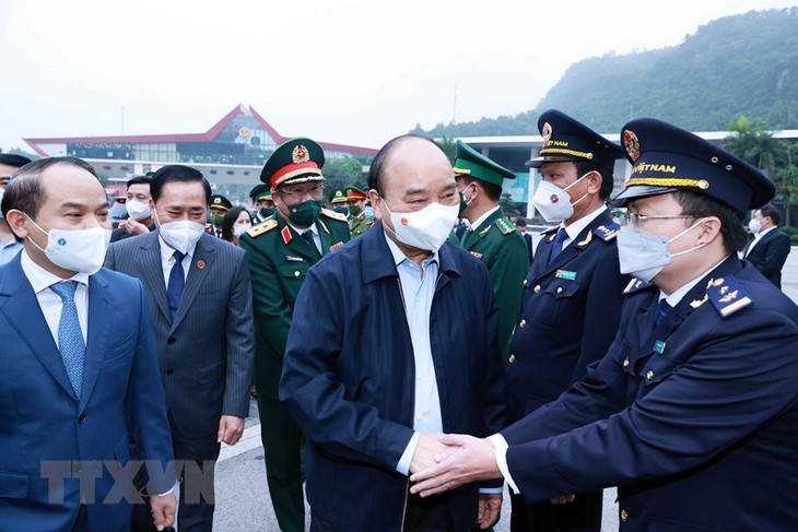 Nguyên Xuân Phuc inspecte la porte-frontière Huu Nghi - ảnh 1