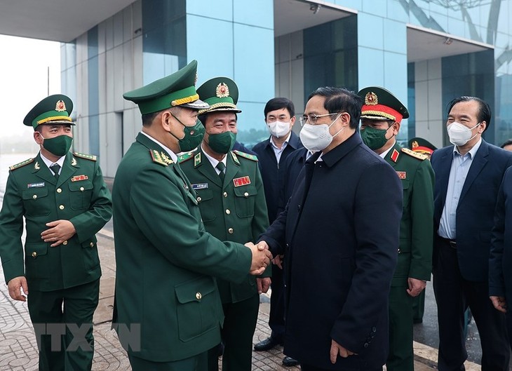 Pham Minh Chinh visite le poste-frontière de Mong Cai - ảnh 1