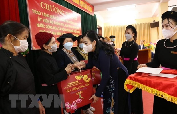 Têt 2022: des cadeaux du président de l’Assemblée nationale pour des personnes dans le besoin de Thai Nguyên - ảnh 1