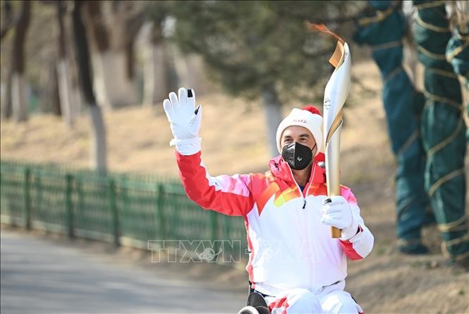 Début du relais de la flamme des Jeux Paralympiques d'hiver - ảnh 1